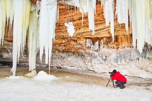 Fotógrafo capturando uma imagem de icebergs em penhascos rochosos