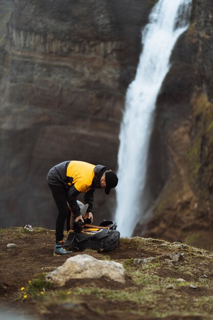 Fotógrafo en la cascada de Haifoss, Islandia