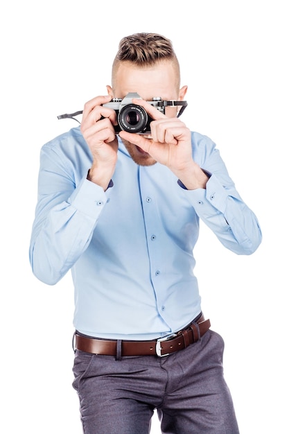 Fotógrafo com a velha câmera de filme retrô isolada no fundo branco