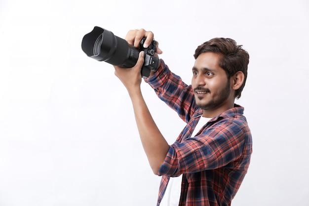 Fotógrafo com câmera na parede branca