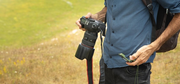 Fotógrafo com mochila e câmera digital na natureza Viagens Estilo de vida ativo