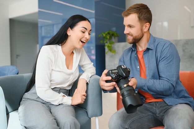 El fotógrafo se comunica con el cliente en la oficina.