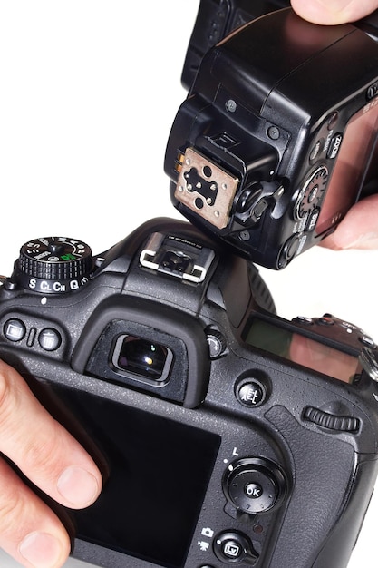 Fotógrafo para configurar el flash externo en una cámara réflex digital