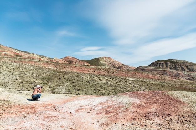 Fotógrafo da natureza fotografa uma paisagem em uma área deserta