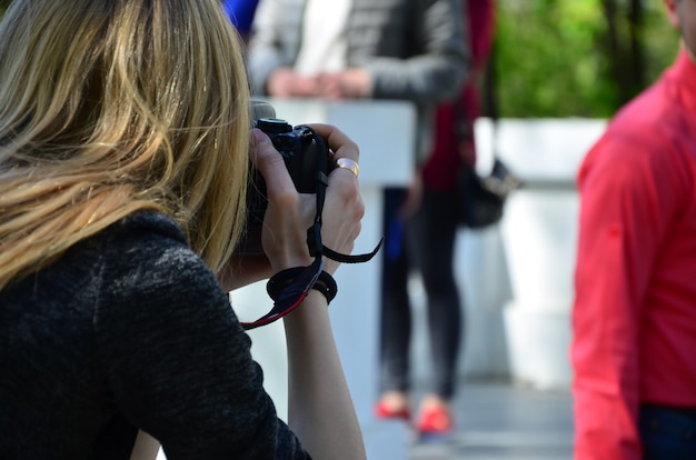 Fotógrafo de casamento no processo de seu trabalho. profissional