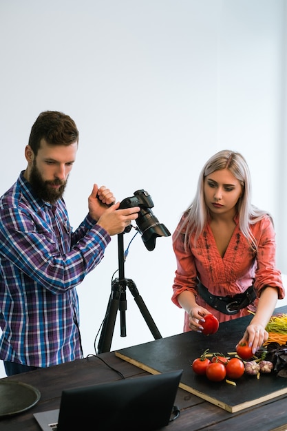 Fotógrafo de estúdio de fotografia de comida em equipe no trabalho conceito