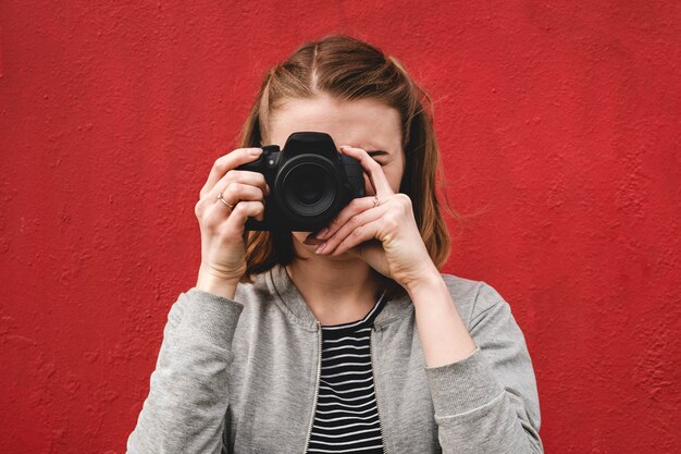 Fotógrafo de jovem mulher com foco no visualizador