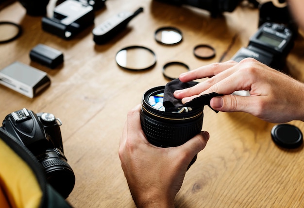 Fotógrafo de limpeza da lente