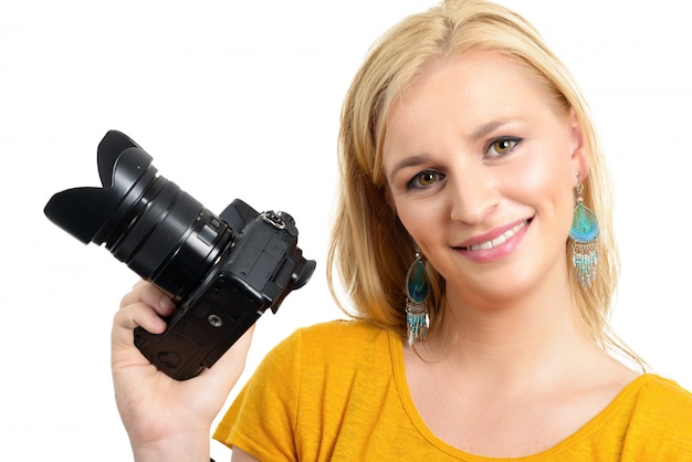 Fotógrafo de mulher bonita loira com câmera, em branco