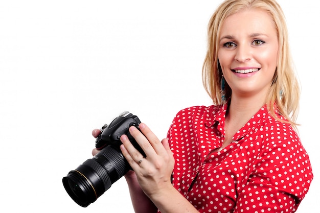 Fotógrafo de mulher bonita loira com sua câmera, em branco