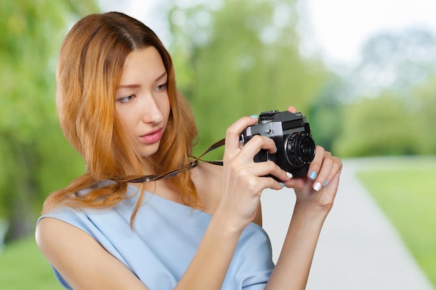 Fotógrafo de mulher com câmera