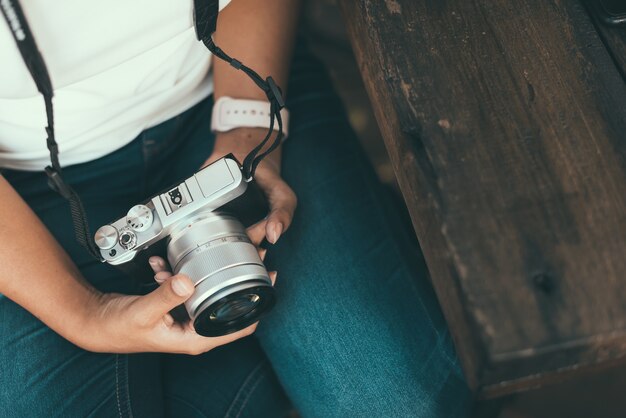 Fotógrafo de mulher segurando a câmera.