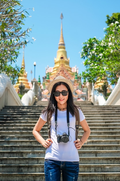 Fotógrafo de mulher tirando foto do templo durante a viagem de férias