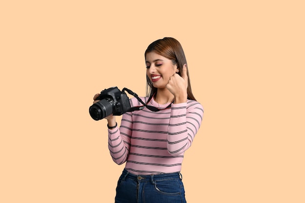 fotógrafo de mulheres sorrindo segurando a câmera e dando ok polegar para cima modelo paquistanês indiano