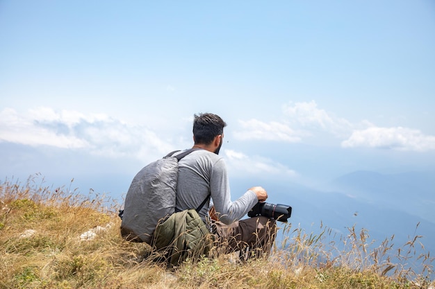 Fotógrafo de natureza tirando foto da montanha