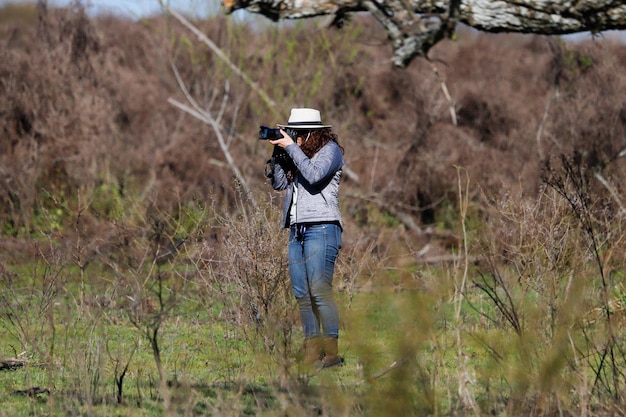 Fotógrafo de pássaros na savana