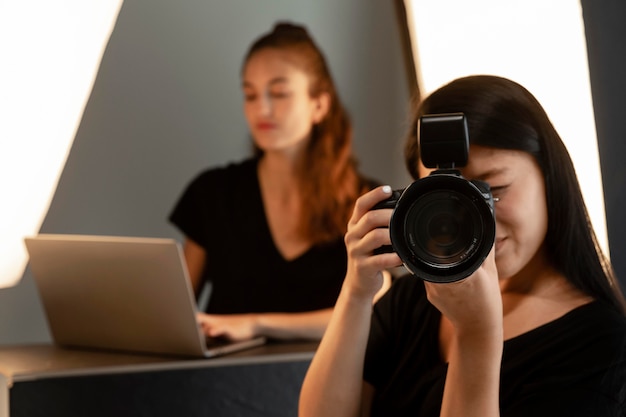 Fotógrafo de produtos criativos em ambientes fechados