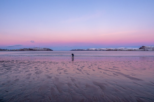 El fotógrafo dispara un maravilloso paisaje ártico al atardecer en el mar de Barents.