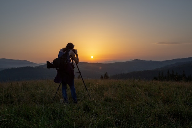 Fotógrafo dispara paisaje al atardecer en las montañas