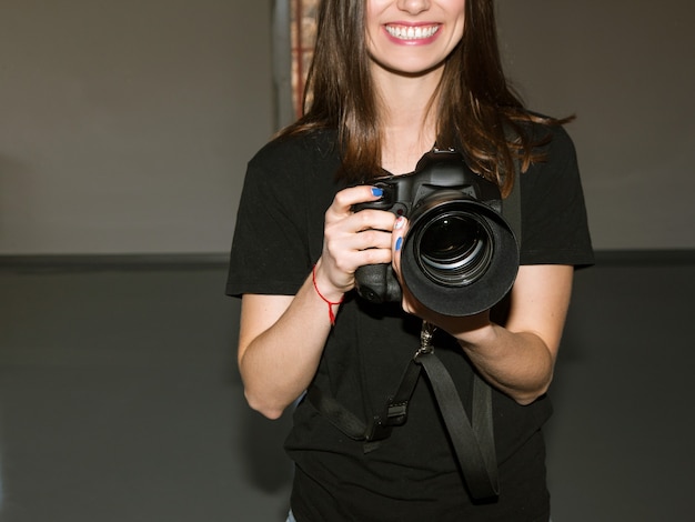 Fotógrafo e câmera sorrindo com lentes grandes