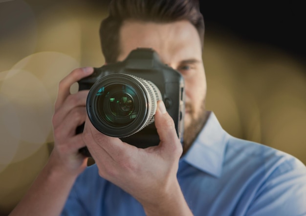 fotógrafo em primeiro plano tirando uma foto. Luzes borradas se sobrepõem