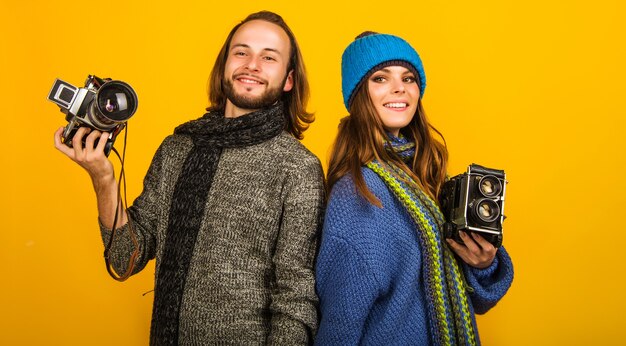 Fotógrafo con estilo. Hombre y mujer con cámara de fotos Vintage. Fotoperiodista.