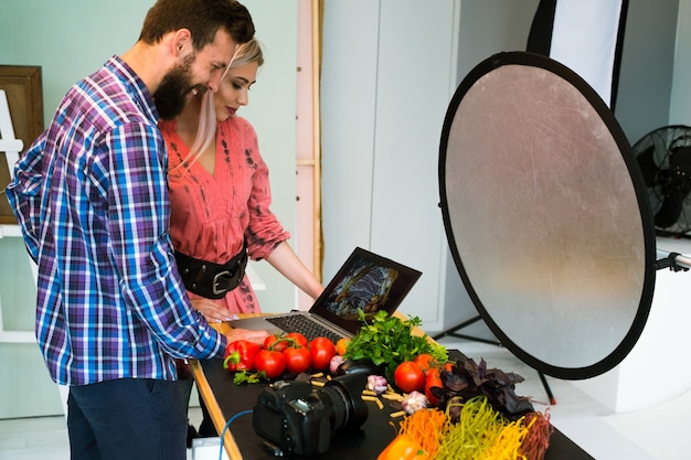 Fotógrafo de estudio de trabajo en equipo de fotografía de alimentos en concepto de trabajo