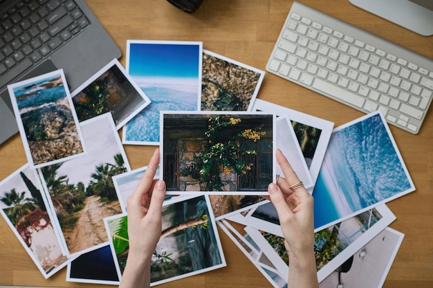 Fotógrafo examinando sus fotos profesionales