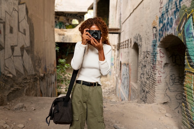 Foto fotógrafo explorando un lugar abandonado