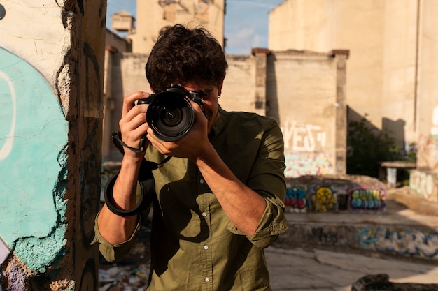 Foto fotógrafo explorando un lugar abandonado