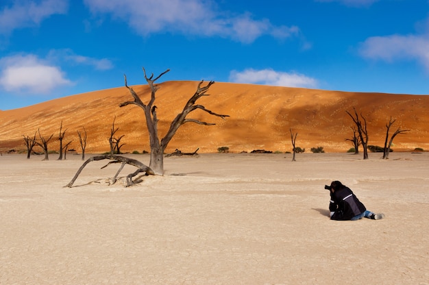 Fotógrafo fazendo imagem da paisagem de Dead Vlei, Sossusvlei, deserto do Namibe. Namíbia, África do Sul