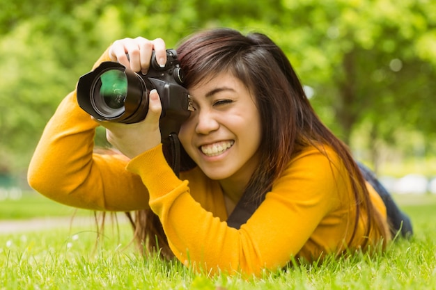 Fotógrafo femenino en el parque