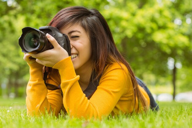 Fotógrafo femenino en el parque