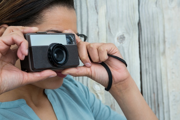 Fotógrafo feminino com câmera à moda antiga