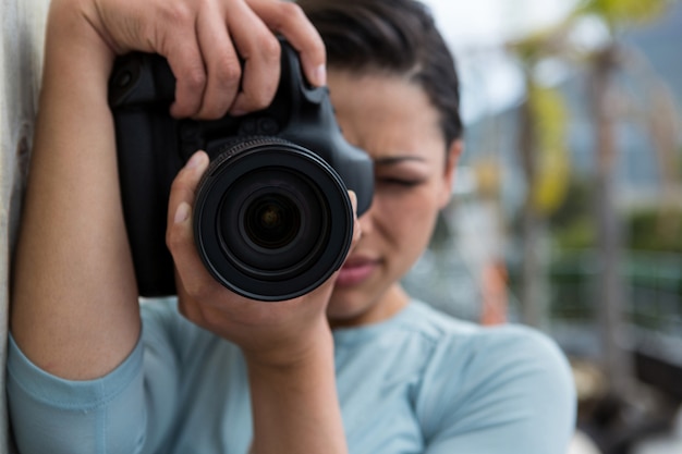 Fotógrafo feminino com câmera digital