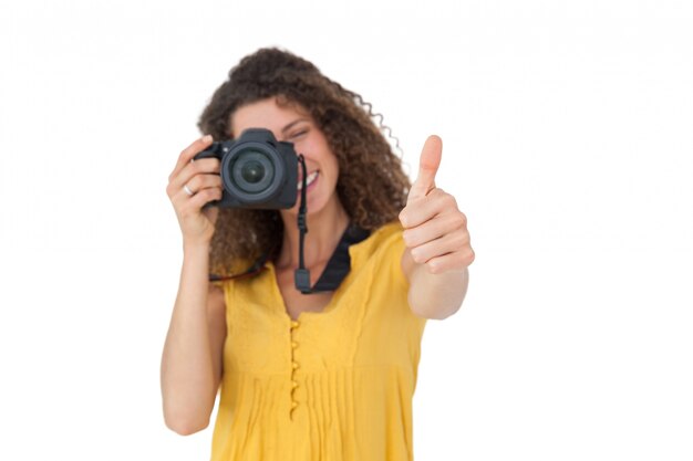 Fotógrafo feminino gesticulando polegares para cima