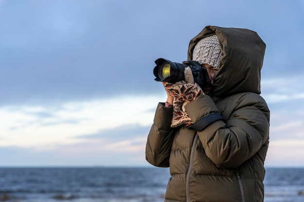 Fotógrafo feminino tira fotos com uma câmera