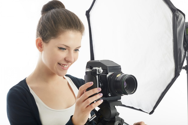 fotógrafo feminino trabalhando em estúdio