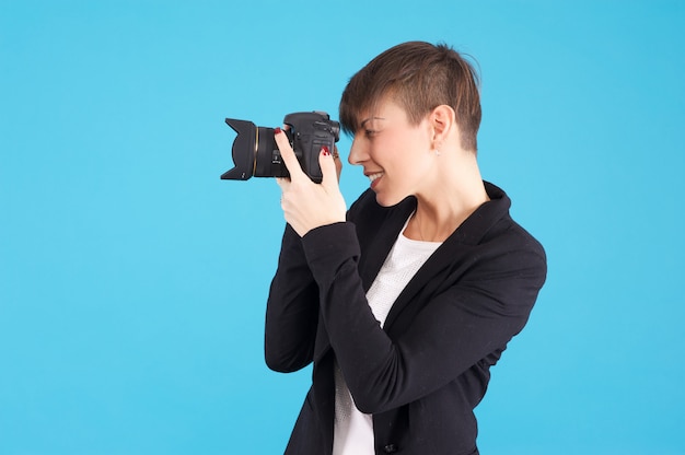 fotógrafo feminino trabalhando em estúdio