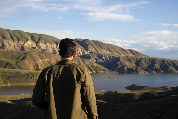 El fotógrafo en el fondo de la montaña.