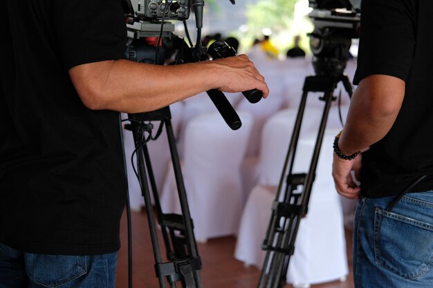 Foto fotógrafo fotografando pessoas durante o evento