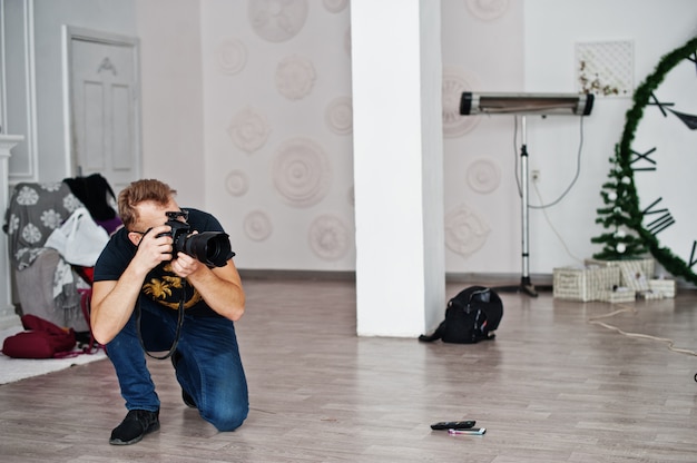 Fotógrafo fotografar em estúdio. Fotógrafo profissional no trabalho. Classe mestre.