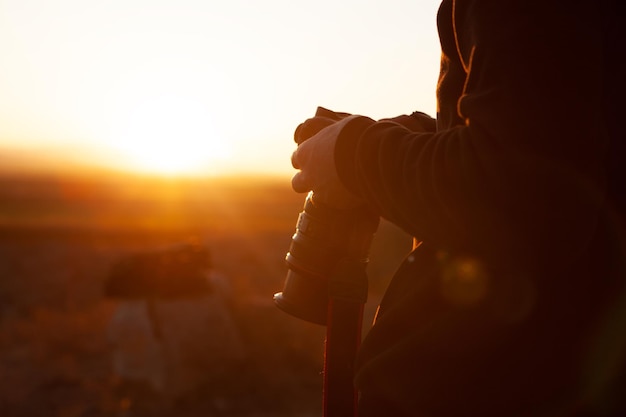 Fotógrafo fotografía la puesta de sol en las montañas