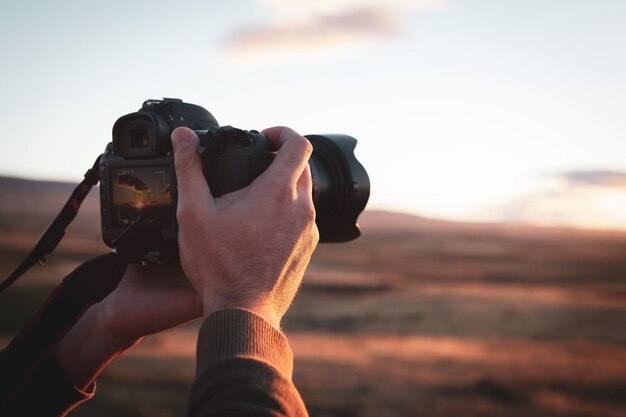 El fotógrafo fotografía la puesta de sol por la noche.