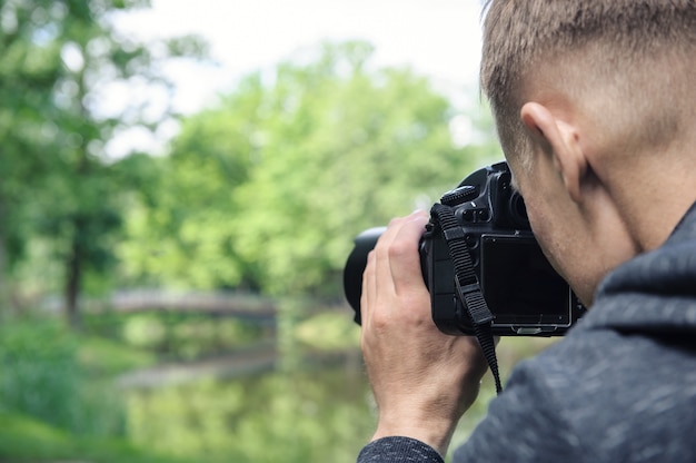 Fotógrafo fotografiando con un trípode el fondo del puente