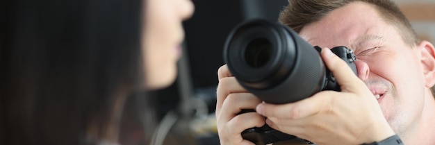 El fotógrafo del hombre está tomando fotos de la mujer. Concepto de formación en fotografía de retratos