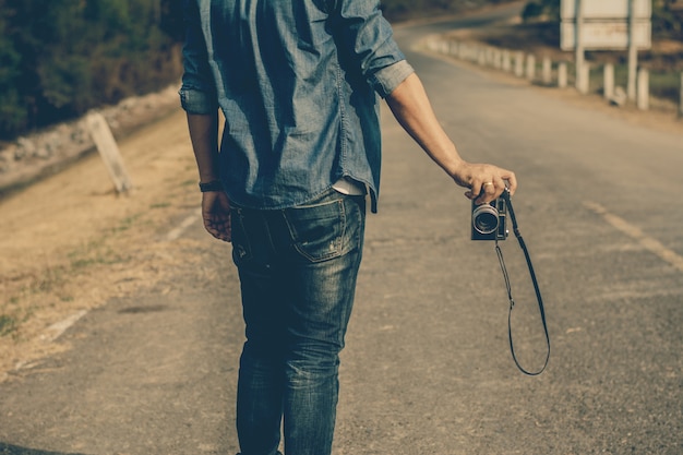 Fotógrafo de hombre sosteniendo una cámara vintage