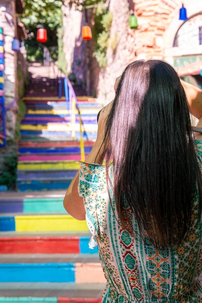 Foto fotógrafo irreconocible fotografiando escaleras coloridas en estambul, turquía