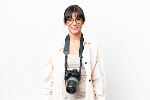 Fotógrafo jovem mulher caucasiana sobre fundo branco isolado com óculos e feliz