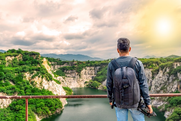 Fotógrafo masculino asiático novo no Grand Canyon Chonburi na província de Chonburi, Tailândia.